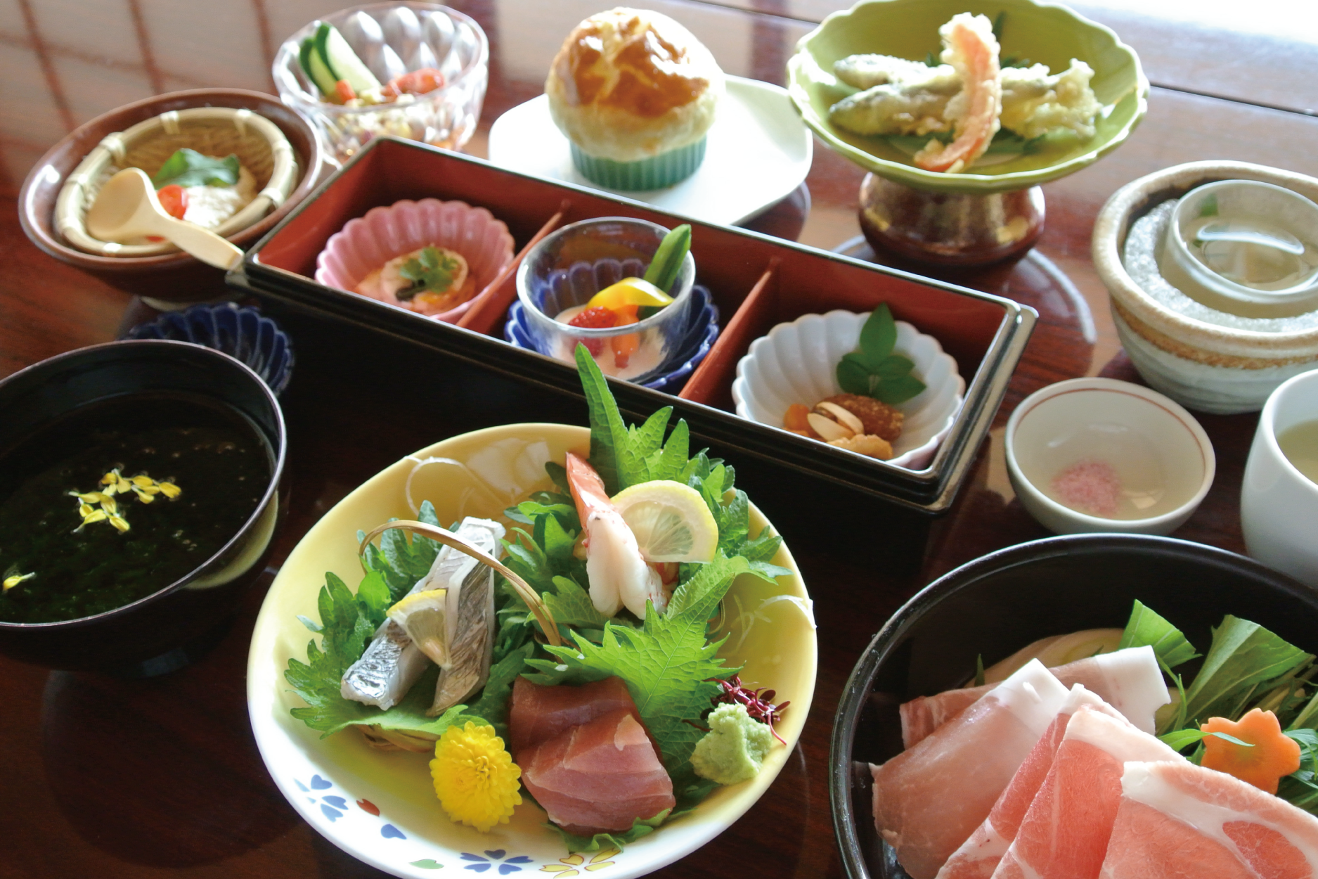 Normal plan dishes are lined up. 